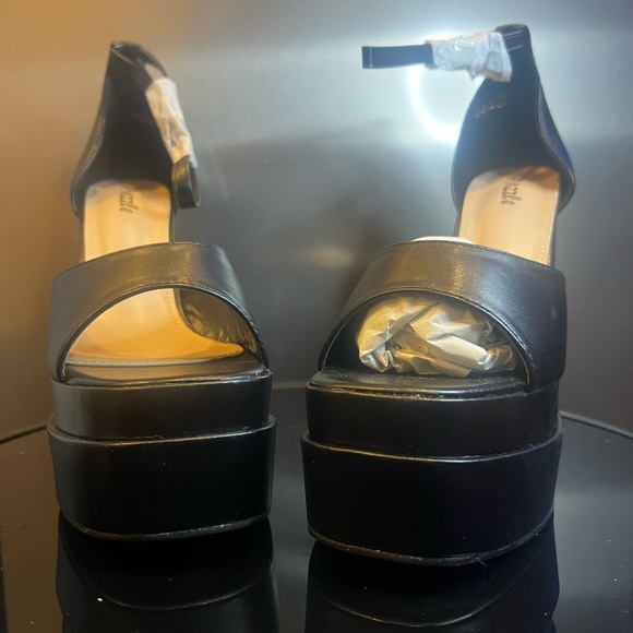 Elegant Black Platform Heels - Picture 6 of 8